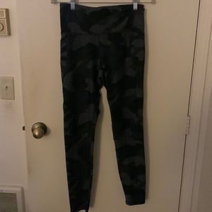 LIKE NEW Old Navy Camo Leggings with Pockets